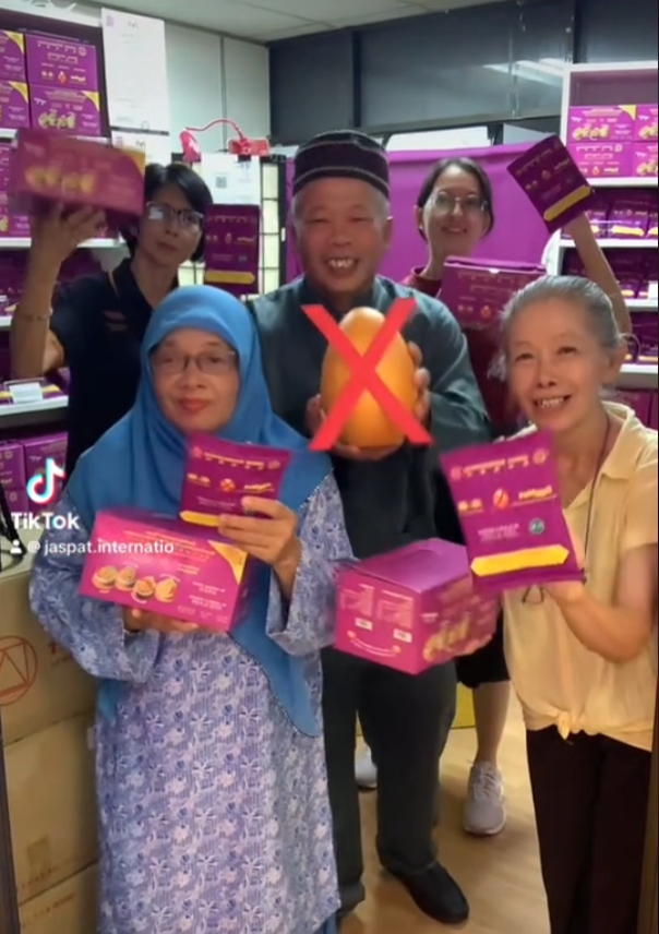 《EggNot》 is a 100% All Natural Plant-Based Vegan Egg Powder. It is a replacement for farm eggs, but it’s more than just a simple meal — it’s a High Nutritious With Fibre Functional Food with Diet Therapy.<br>✅ Halal OK <br>✅ Vegan OK<br> ✅ Vegetarian OK<br> ✅ Plant-based OK<br> ✅ Health Conscious OK<br>One pack of 《EggNot》 Powder contains 9 servings (one tablespoon per serving). You can enjoy it for breakfast, lunch, or dinner.Ingredients：Beans, Nuts, Chia Seeds, Flax seeds, Turmeric, Yeast and Salt.This powder is very beneficial for your health:<br>✅ Helps detox the body<br>✅ Boosts daily nutrients<br>✅ Contains no cholesterol and no trans fats<br>✅ Higher in calcium, protein, iron, and fiber compared to a real egg<br>📊 Nutritional Facts (per serving):<br>✅ Calcium: 104 mg (13× higher than real egg)<br>✅ Protein: 21 g (4× higher than real egg)<br>✅ Iron: 4 mg (4× higher than real egg)<br>✅ Fibre: 15 g (real egg has 0 g)<br>✅ Cholesterol: 0 mg (real egg has ~186 mg)<br>✅ Trans Fats: 0 g<br>All of the GOOD, None of the BAD!<br>How to Use:<br>Versatile for multicultural cooking!<br>☕ Mix 1 tablespoon into coffee, Milo, oats or tea<br>🍳 Make omelettes, scrambled “eggs”, eggless cakes, tarts & more<br>《非蛋》粉是 100% 全天然植物基纯素蛋粉，可替代普通鸡蛋，但它不仅仅是一餐——它是一种高营养 含纤维的功能性食品，兼具食疗功效。<br>✅ 清真OK<br> ✅ 纯素OK<br>✅ 素食OK <br>✅ 植物基OK<br>✅ 健康OK<br>《非蛋》粉 每包内含 9 份（每份一汤匙），可作为早餐、午餐或晚餐。<br>成分：豆类、坚果、奇亚籽、亚麻籽、姜黄、酵母、盐。它对健康非常有益：<br>✅ 帮助身体排毒<br>✅ 补充日常营养<br>✅ 无胆固醇、无反式脂肪<br>✅ 与普通鸡蛋相比，钙、蛋白质、铁和纤维含量更高（如图表中所示）<br>📊 营养成分表 (每份)：<br>✅ 钙：104 毫克 (比真鸡蛋高13倍)<br>✅ 蛋白质：21 克 (比真鸡蛋高4倍)<br>✅ 铁：4 毫克 (比真鸡蛋高4倍)<br>✅ 膳食纤维：15 克 (真鸡蛋为0克)<br>✅ 胆固醇：0 毫克 (真鸡蛋约186毫克)<br>✅ 反式脂肪：0 克 (与真鸡蛋相同)<br>所有的好，没有的坏！<br>使用方法：适合多元文化烹饪方式！<br>☕ 可加入咖啡、美禄、燕麦、茶等饮品中（一汤匙即可）<br>🍳 也可用来制作蛋饼、炒蛋、无蛋蛋糕、无☕蛋蛋挞等